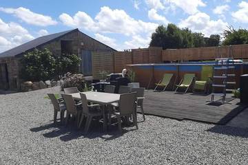 Gîte pour 16 personnes, avec terrasse ainsi que jacuzzi et piscine, animaux acceptés à Pleine-Fougères