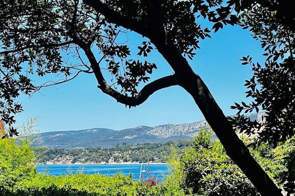 Les pieds dans l'eau au petit port des Oursinières - in Le Pradet, Parc national de Port-Cros