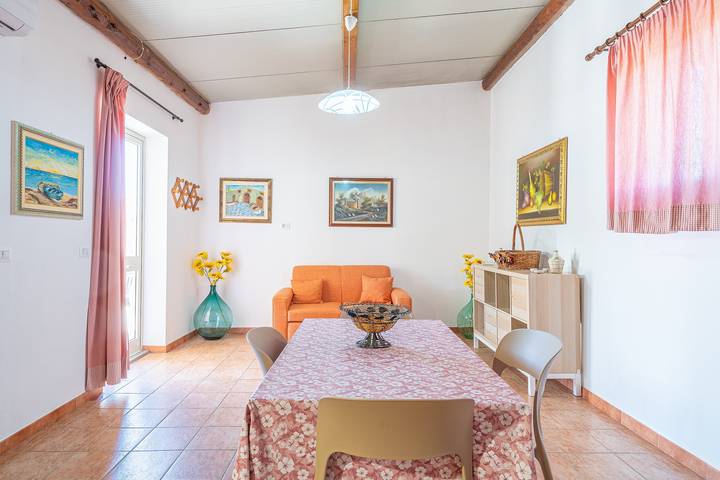 Appartamento intero, Appartamento 'Nonna Rosa' con terrazza privata, giardino in comune e aria condizionata in Granelli, Pachino