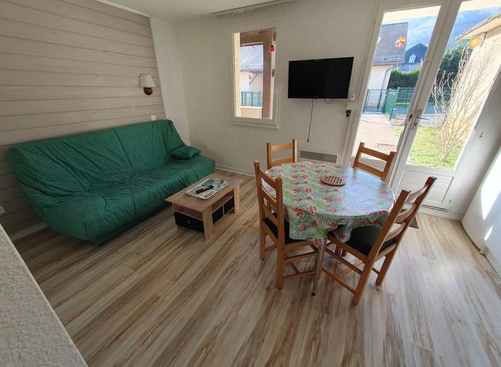 Appartement de vacances pour 4 personnes, avec piscine ainsi que terrasse et jardin