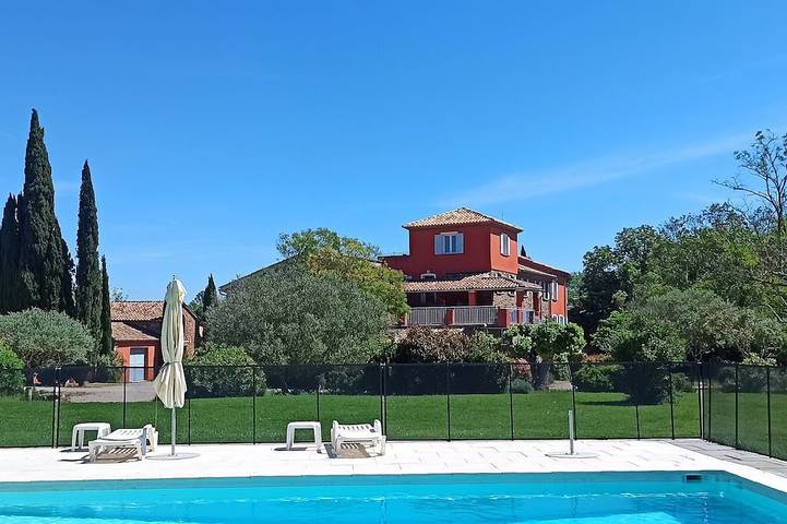 Appartement de vacances pour 8 personnes, avec jardin ainsi que piscine et terrasse