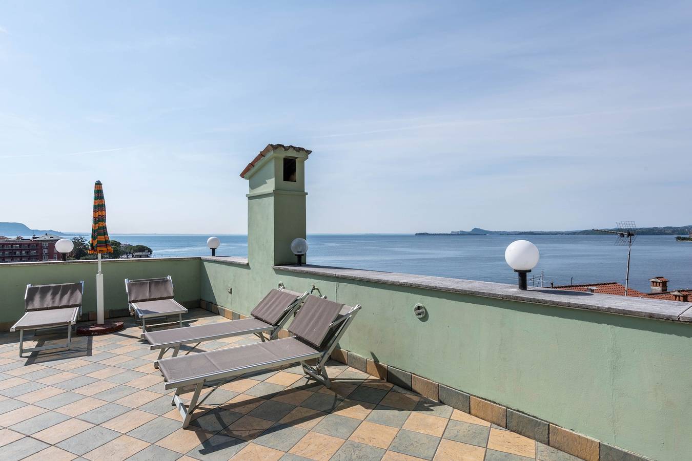 Appartamento 'Gardasol Romantic 2 Vista Lago' con vista sul lago, piscina e Wi-Fi in Maclino, Toscolano-Maderno