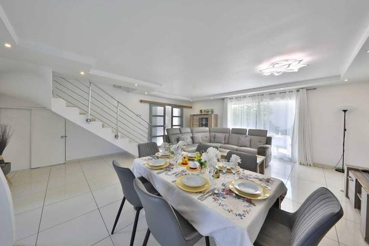 Location de vacances pour 6 personnes, avec Terrasse ainsi que Jardin et Vue à Mâcon - 4