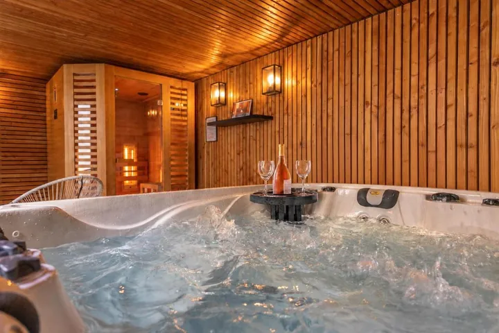 Ferienhaus für 8 Personen, mit Whirlpool und Terrasse sowie Sauna - 1