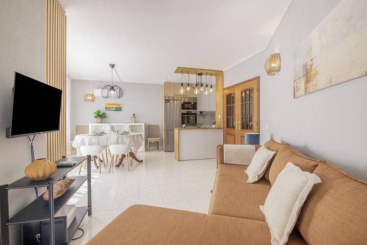 Hel lägenhet, Caprichoso Beachfront Apartment with Shared Pool, Balcony, and Air Conditioning in Armação de Pêra (costa), Armação de Pera