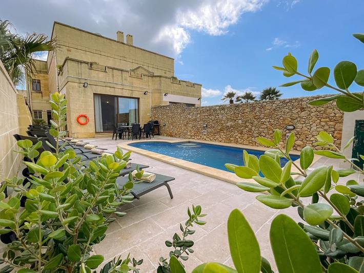 Villa per 8 persone, con Balcone e Terrazza nonché Giardino e Piscina a Garbo