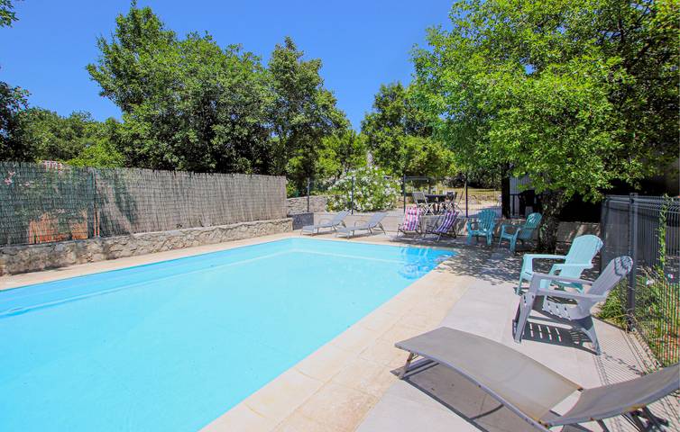 Location de vacances pour 14 personnes, avec terrasse ainsi que jardin et piscine à Balazuc - 4