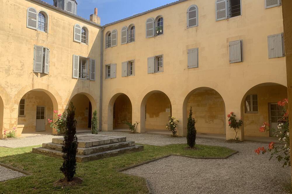 Entire apartment, Large 60 m2 apartment, historic center, near the market, former convent in La Rochelle, La Rochelle region