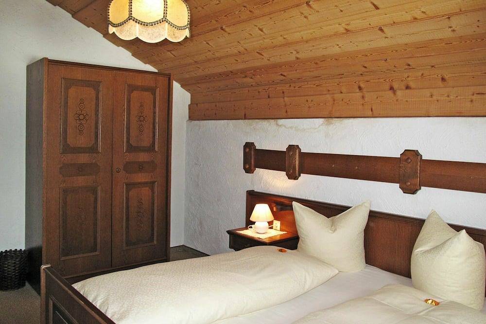 Nice apartment in villa for 8 guests with Wifi, Tv, terrace, pets allowed and panoramic view in Imst, Tyrolean Upperland Region