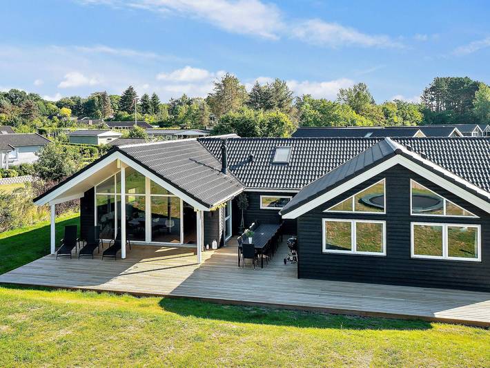 Ferienhaus für 14 Personen, mit Whirlpool und Terrasse sowie Pool und Sauna