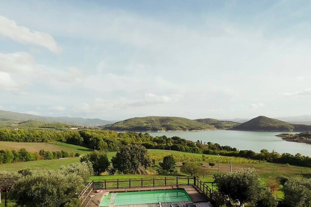 Family-friendly organic farmhouse, authentic Tuscan experiences, lake-view pool in Pieve Santo Stefano, Valtiberina