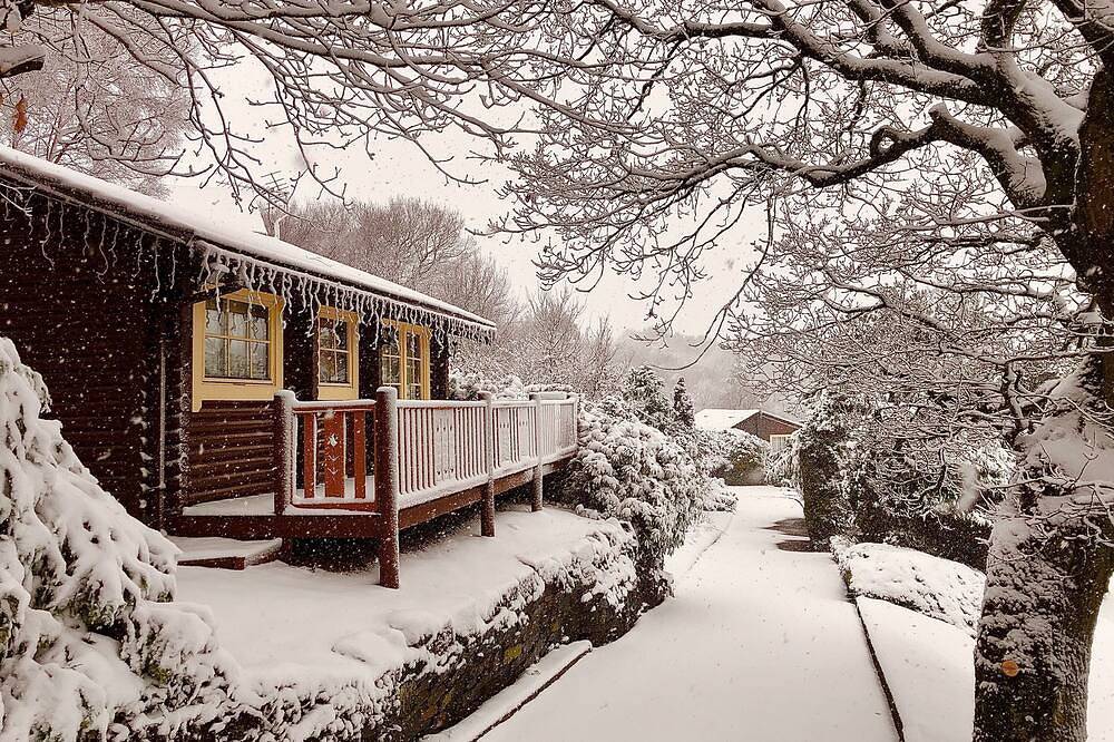 Tamarisk - 5 Star - Pet Friendly - Hot Tub - Scandinavian Log Cabin in West Yorkshire
