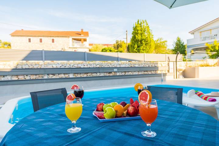 Smještaj za odmor za 4 osoba, s Balkon i Bazen u Lukoran