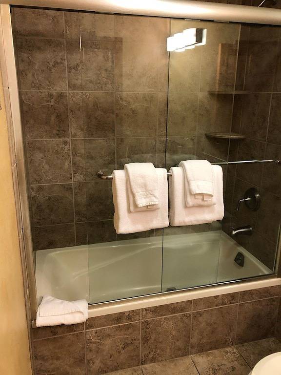 Ganze Wohnung, Riverfront condo #3 w/patio, 1block 2 town,King bed,Wifi,20 min ski Granby Ranch in Grand Lake, Grand County