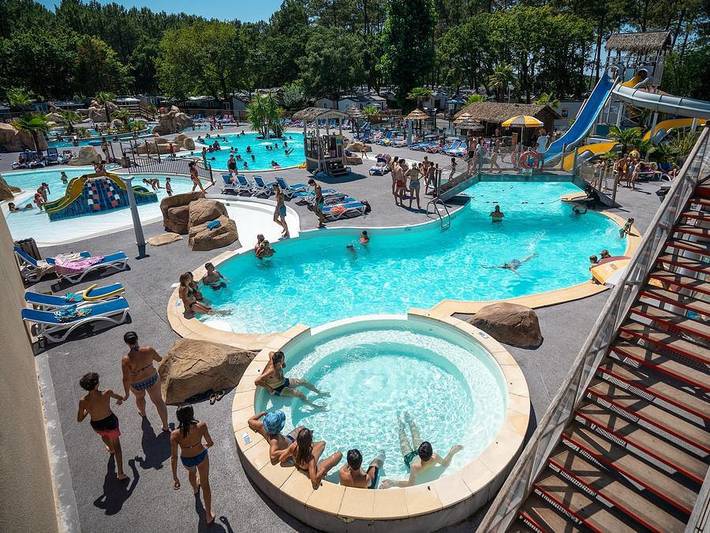 Bungalow pour 6 personnes, avec Terrasse ainsi que Piscine et Sauna