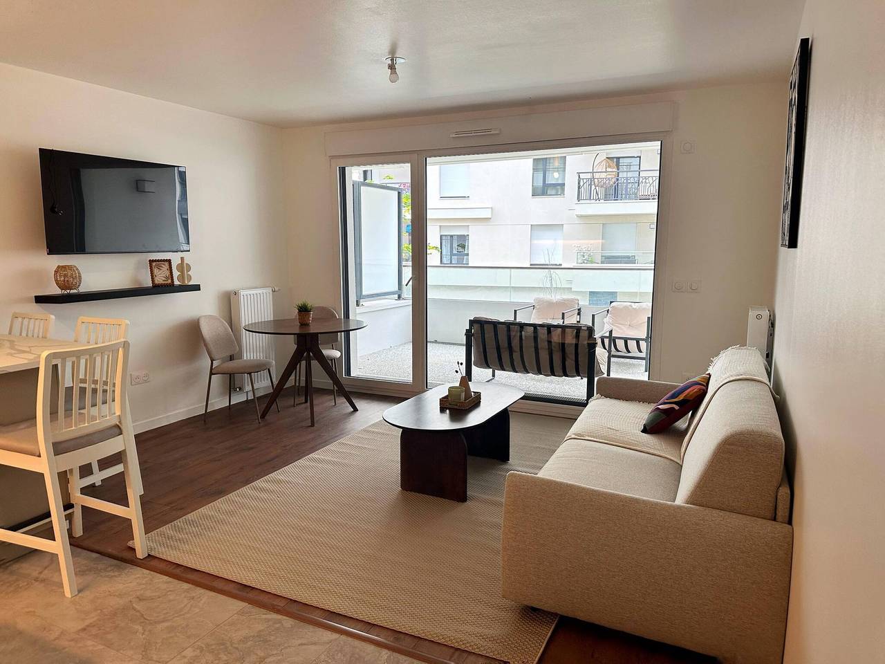 Appartement entier, L'endroit idéal pour Colombes avec une grande terrasse privée in Colombes, Hauts-de-Seine