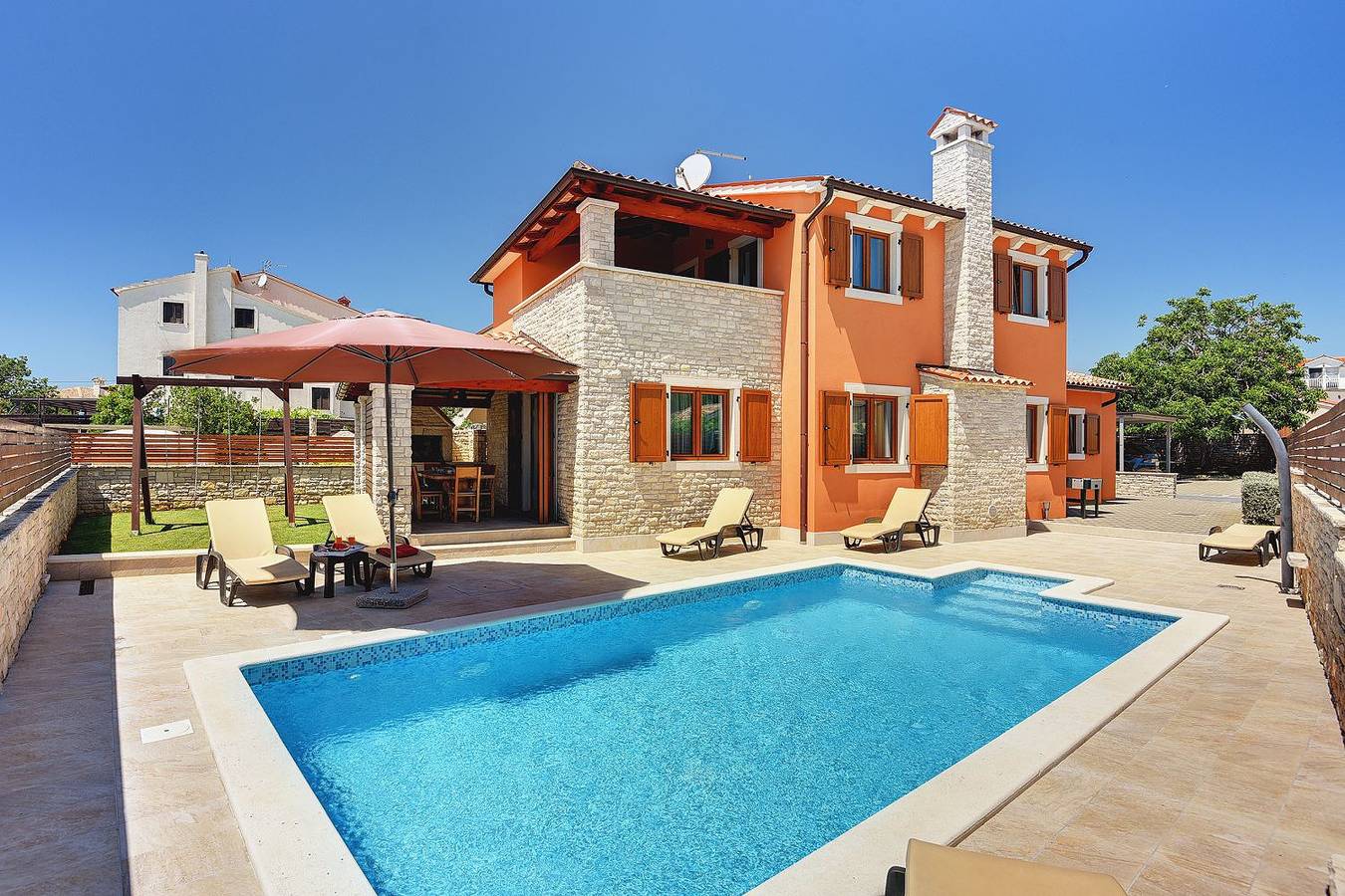 Villa nur 800 Meter zum Strand mit Meerblick, privatem Pool, Bbq und Spielplatz in Barbariga, Südküste Istrien