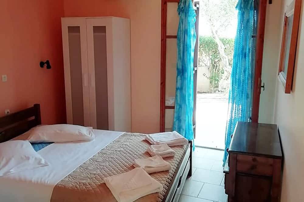 Entire apartment, 4 Studios, 150 meters from the Sea (8 to 12 persons) in Psarou, Alykes