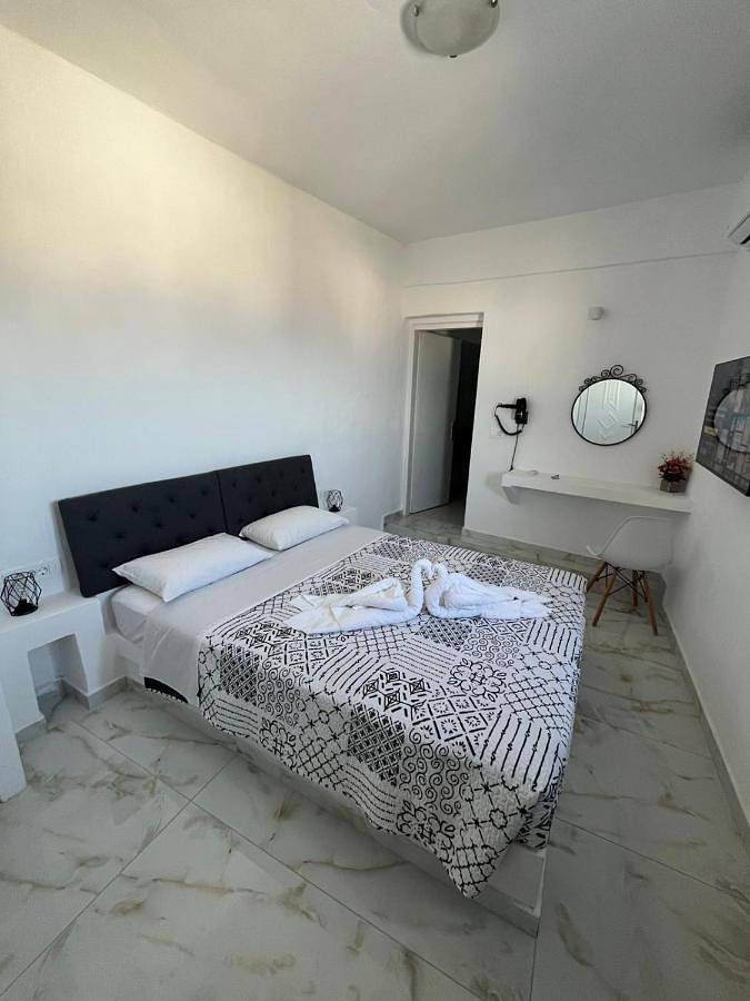 Stella Nomikou Apartments in Firostefani, Thera