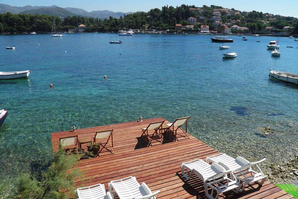 Ganze Wohnung, Familienapartment umgeben von alten Mauern, zwei Meter vom Meer entfernt in Koločep, Grad Dubrovnik
