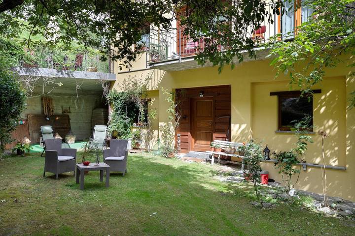 Hel lejlighed, La Casa di Alice Apartment with Mountain View, Private Garden & Wi-Fi in Gignod, Comune di Gignod