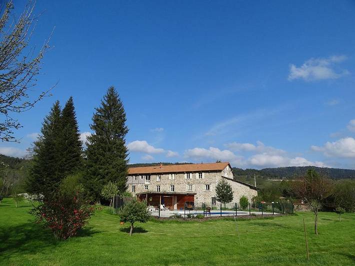 Location de vacances pour 27 personnes, avec Balcon et Terrasse ainsi que Jardin et Piscine à Marsac-en-Livradois