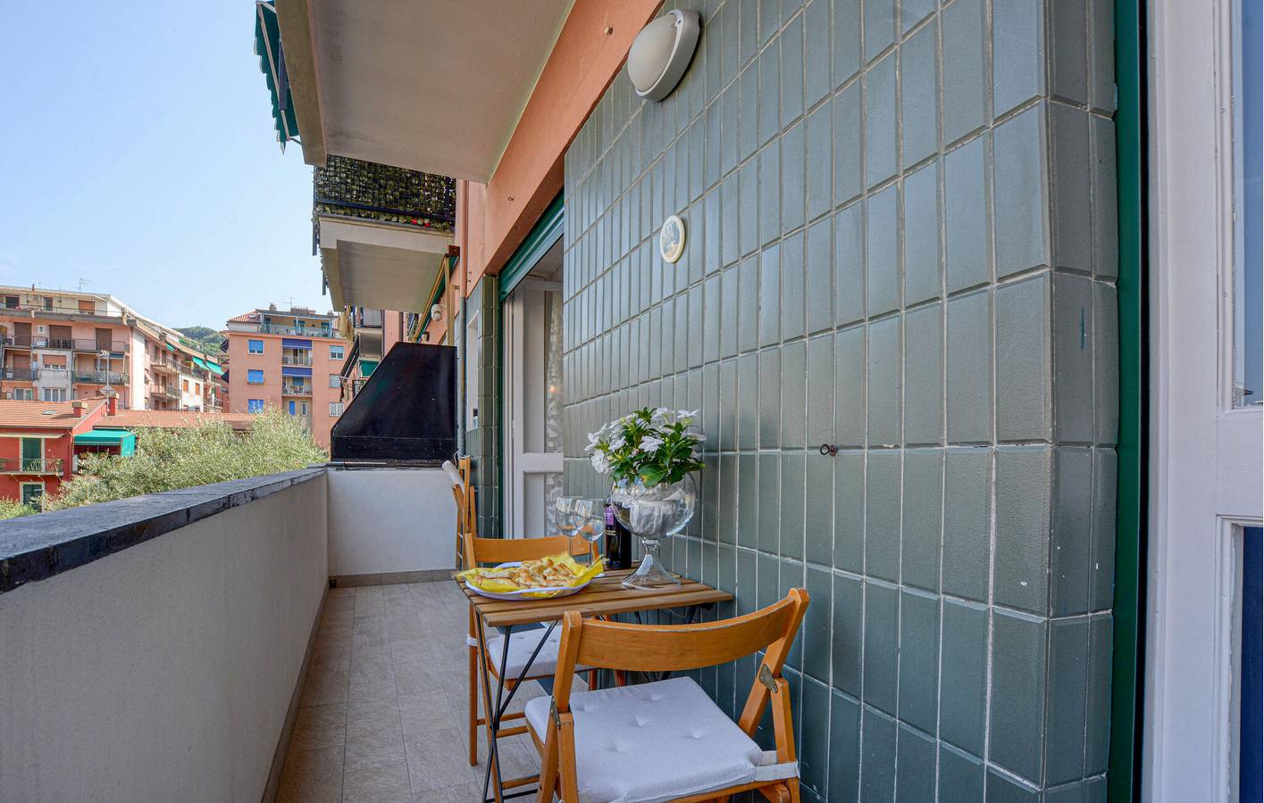 Entire holiday apartment, Cozy Beachside Apartment with Terrace & Parking in Rapallo (City), Rapallo