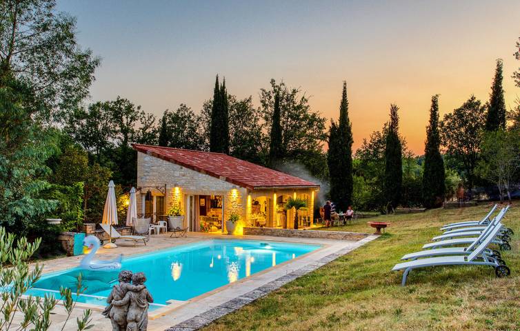 Location de vacances pour 4 personnes, avec piscine ainsi que terrasse et jacuzzi, adapté aux familles à Simeyrols