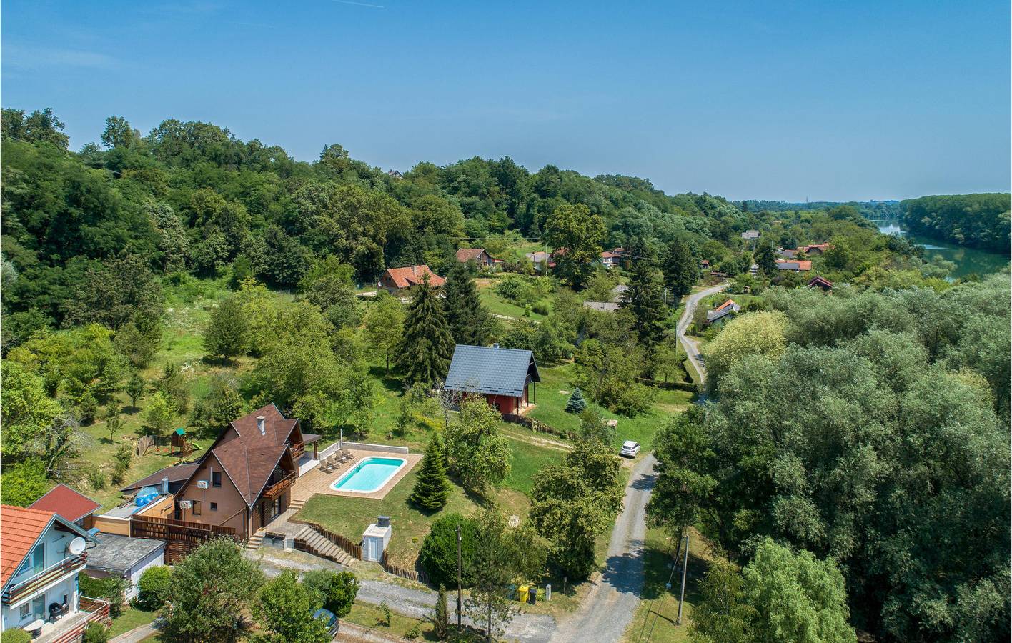 Schickes Apartment mit 2 Schlafzimmern, Pool, Terrasse und WLAN in der Nähe des Strandes von Petrinjsko in Sisak-Moslavina