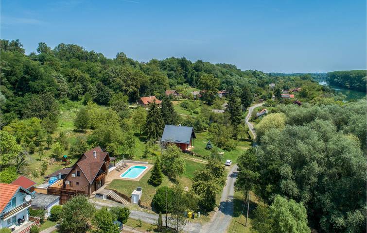 Schickes Apartment mit 2 Schlafzimmern, Pool, Terrasse und WLAN in der Nähe des Strandes von Petrinjsko in Sisak-Moslavina