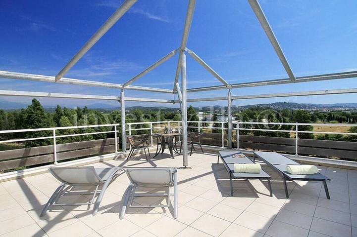 Gîte pour 6 personnes, avec jardin ainsi que balcon et piscine dans Office De Tourisme Et Des Congres De Mandelieu