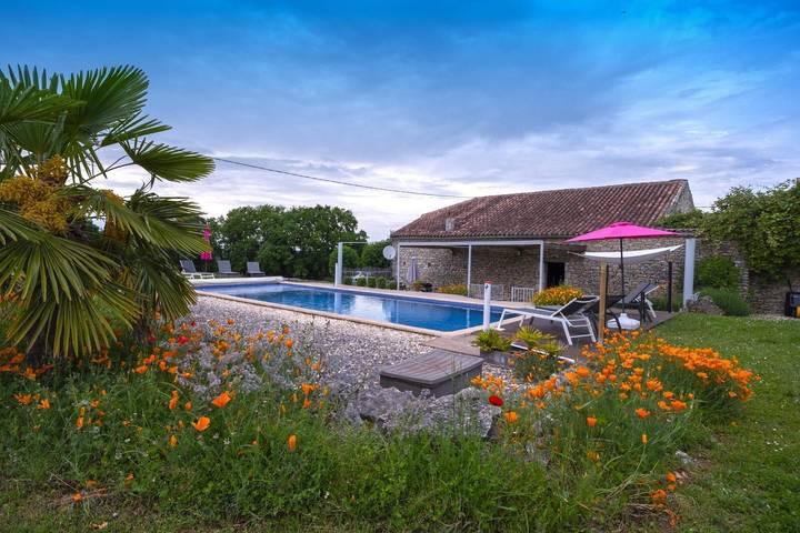 Gîte pour 10 personnes, avec jardin et terrasse ainsi que piscine et jacuzzi à Mauroux - 2