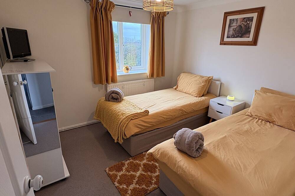 Halcyon House - sleeps 5 guests in 3 bedrooms in Bodham, Norfolk Coast