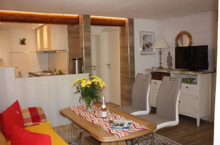 Hel lejlighed, Holiday Apartment Landidyll with Private Terrace, Shared Garden and Wi-Fi in Enzklösterle, Nord Sortskoven