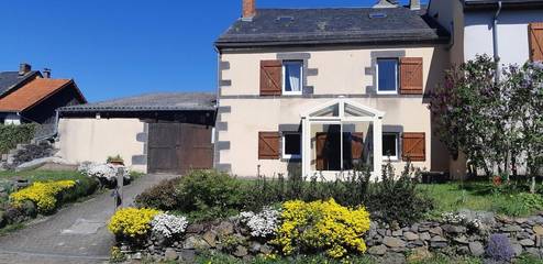 Gîte pour 4 personnes, avec terrasse ainsi que vue et jardin à Ceyssat