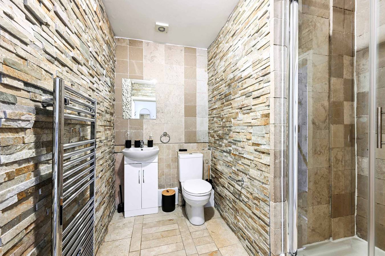 Entire apartment, Stylish 1Br Ealing   15m to Lhr   20m to Hub in Ealing, London