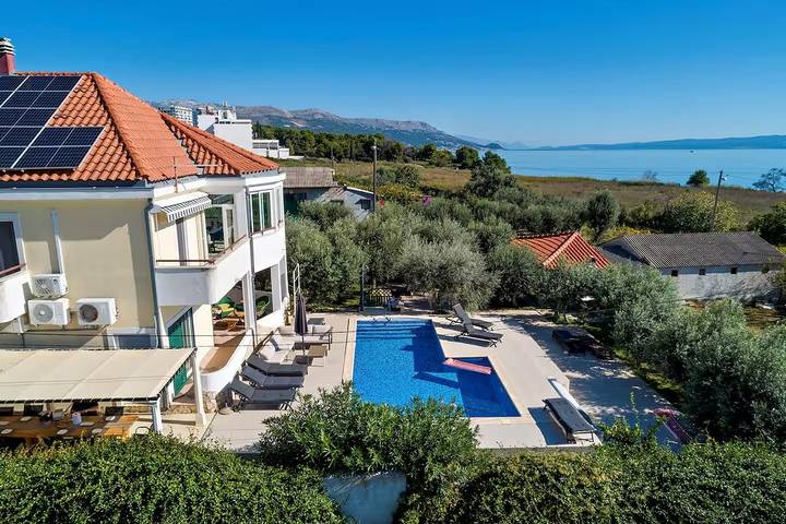 Ferienhaus für 8 Personen, mit Balkon/Terrasse und Pool in Split - 2