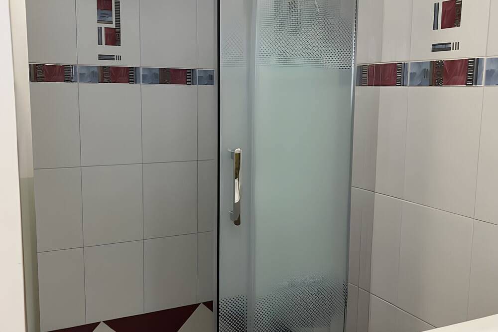 Entire apartment, Studio 'La Dolce Vita' with Shared Pool, Wi-Fi and Air Conditioning in Lambesc, Aix-en-Provence region