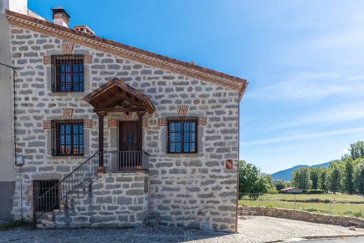 Casa rural para 12 personas, con vistas al lago, Se admiten mascotas en Navaluenga