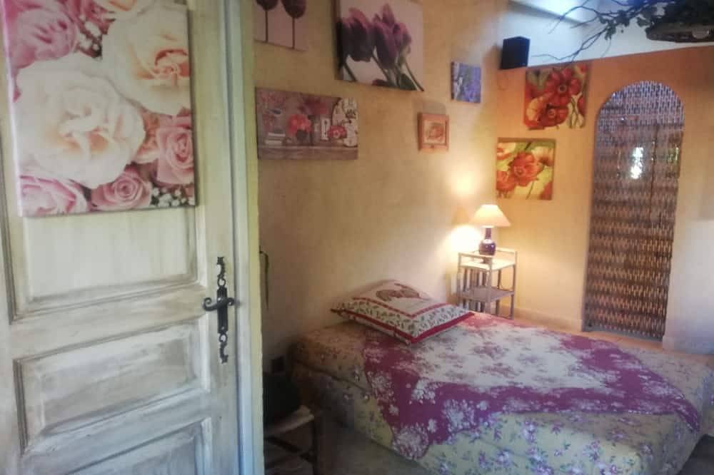 L olivier sur la place    chambre d hotes    studio25m2 in La Rochegiron, Région de Forcalquier