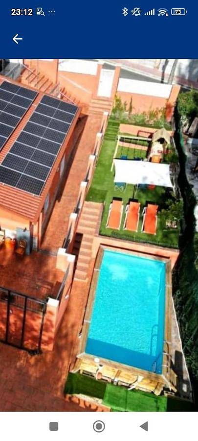 Location de vacances pour 7 personnes, avec jardin ainsi que vue et piscine, adapté aux familles à Sant Esteve Sesrovires