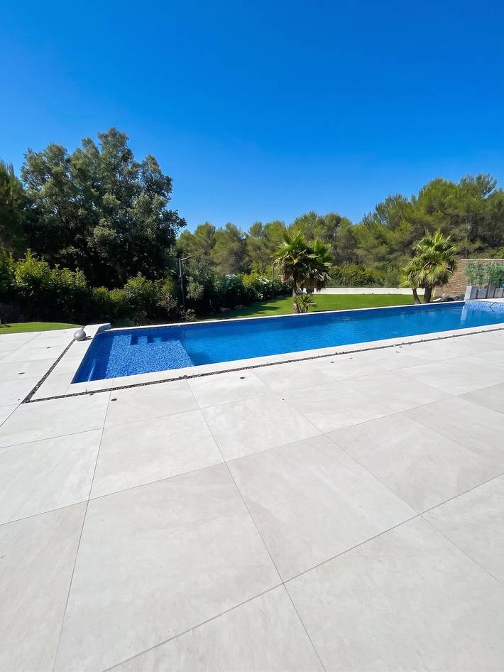 Location de vacances pour 8 personnes, avec Terrasse ainsi que Jardin et Piscine à Nîmes - 2