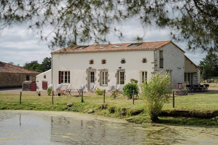 Location de vacances pour 15 personnes, avec Balcon et Terrasse ainsi que Jardin et Bassin pour enfant à Saint-Pierre-des-Échaubrognes