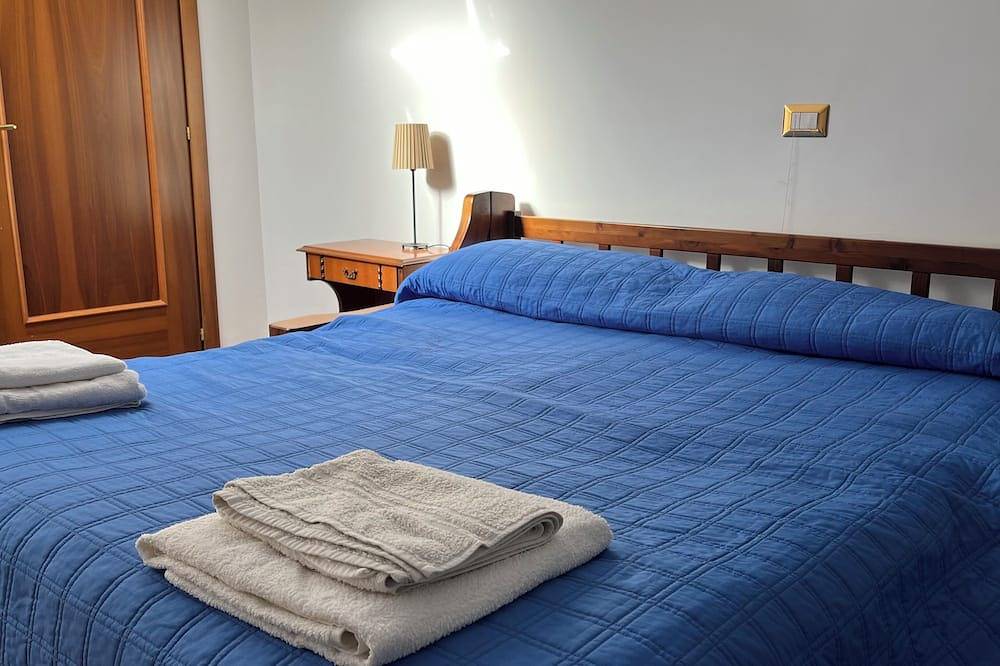 Villa Felici - Five Bedroom Villa, Sleeps 15 in Giuliano di Roma, Frosinone Provinz