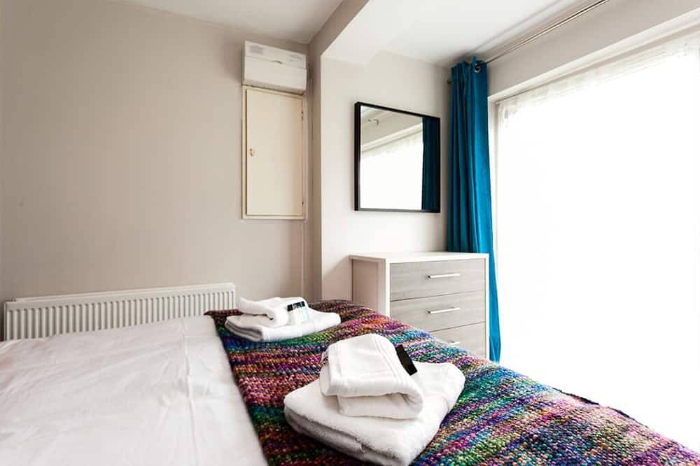 Comfortable contractor/family house Gatwick: sleeps 6+ in Crawley, West Sussex