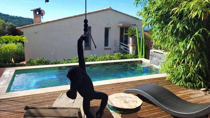 Gîte pour 2 personnes, avec piscine ainsi que vue et jardin à Carnoules