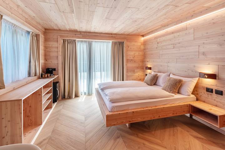 Noah Suites Dolly Room with Mountain View, Private Terrace, and Wi-Fi in Vigo di Fassa, San Giovanni di Fassa