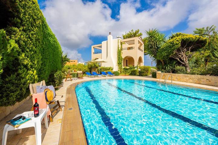 Ferienhaus für 5 Personen, mit Terrasse und Kinderpool sowie Pool