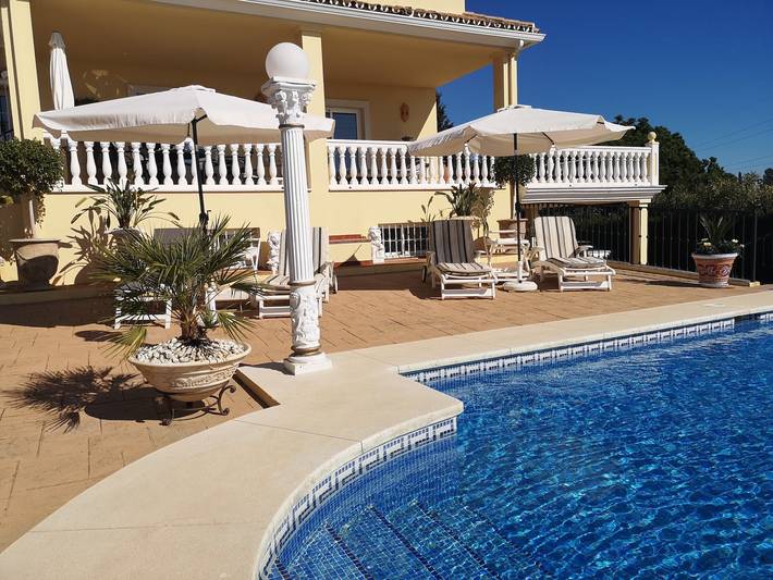 Apartamento entero, Apartamento 'Roca' con vistas al mar, Wi-Fi y aire acondicionado in Estepona, Costa del Sol