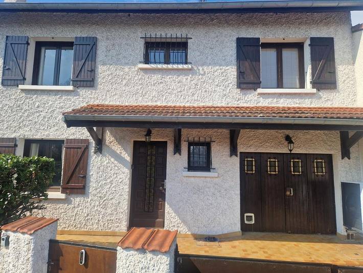 Location de vacances pour 8 personnes, avec vue et jardin à Irigny - 2